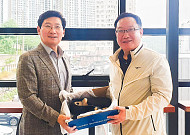 "용인 구석구석 열심히 뛰어 달라”...이상일 용인특례시장, 공무원 노조에게 취임 '두번째 운동화' 받아