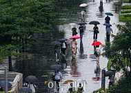 전국 폭염 계속⋯수도권·강원 곳곳 소나기 [날씨]
