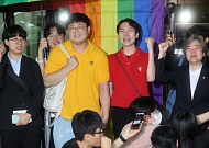 '동성 부부' 건강보험 피부양자 인정, 어떻게 진행되나