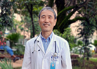 ‘우간다 백발의사’ 유덕종 교수, 2024 JW성천상 수상