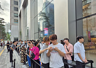 “AI·카메라 컨트롤 기능 기대감”…아이폰16 출시 첫날 ‘북적’ [르포]