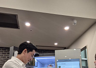 “5가지 요리를 한 시간에 뚝딱”…흑백 요리사도 감탄한 ‘삼성 AI 가전’