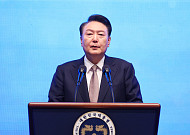 尹 “양극화 타개로 민생 활력...새로운 중산층 시대 열겠다”