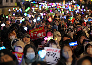 문화강국 자존심 짓밟은 계엄 사태…'K-시위'로 화답한 문화시민