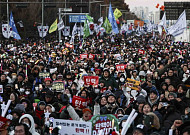 “이제는 尹 파면”…헌재 결정 전까지 전국 곳곳에서 집회 계속 열린다