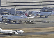 JAL 여객기, 하네다공항 활주로서 타이어 펑크로 정지...부상자 없어