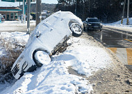 폭설 내린 전라도…미끄러져 전복된 차량 [포토]