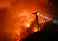 LA 산불, 해변서 시내로...추가 대피령·오발령에 아수라장