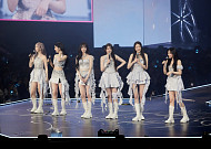 여자친구, 4년 만에 완전체로 뭉쳤다…눈물바다 된 10주년 콘서트