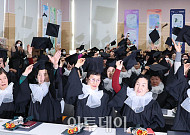 학사모 던지는 늘푸름학교 만학도 졸업생들 [포토]