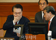 이준석 영화에 윤석열 사진첩까지...'문화정치' 가열