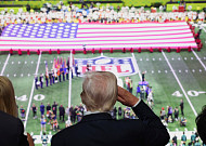 트럼프, 美 현직 대통령 최초로 슈퍼볼 경기 현장 관람…“멋진 경기 기대”