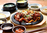 '2TV 생생정보' 오늘방송맛집- 가격파괴, 백반 한 상이 단돈 8000원대? '전○○○'