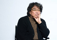 [인터뷰] '미키17' 봉준호 "가혹한 현실에도 부서지지 않는 인물을 그리고 싶었다"