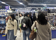 “불황 모르는 덕후 소비”…덕분에 웃는 홍대·용산 복합몰[르포]