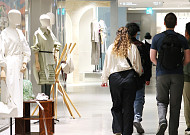 변덕스런 봄날씨에 백화점도 울상...패션 판매 실적 부진