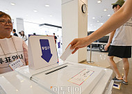 [종합] "투표용지 보고 울컥" "싸우지 말고 경제 살리길"...전국 투표소 주권 행사 행렬 '북적'