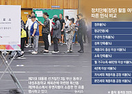 민심은 ‘절망’, 당심은 ‘희망’…정책은 당심대로?