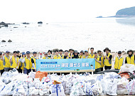 동서식품, 인천 무의도서 임직원과 해변 플로깅 봉사활동