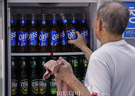 페트병 20%·비닐 50% 올라⋯주류업계, 포장재 비용 ‘직격탄’