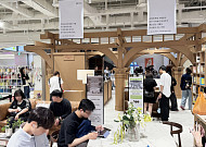 용산 한복판서 독서ㆍ뜨개질로 힐링⋯하루에 1000여 명 몰렸다