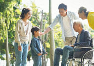 日 근로자 6명 중 1명 돌봄 부담… 50~70대 ‘겸업’ 시달려