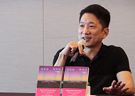 번역가에서 소설가로 변신한 안톤 허 "자필로 쓴 이야기⋯정보라 번역 감사해"