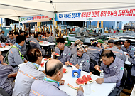 HJ중공업, 협력사 직원들과 '수박 나눔'... “현장이 우선입니다”