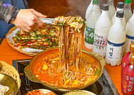 '2TV 생생정보' 오늘방송맛집- 고수의 부엌, 이열치열! 버섯 샤브 칼국수 '기○○'