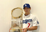 BTS 뷔 시구, MLB 중계진도 극찬⋯“당장 계약할 만큼 멋진 변화구”