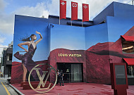 베일 벗은 ‘루이뷔통 뷰티’…립밤 23만원·섀도 팔레트 162만원 ‘초고가’ 향연[가보니]