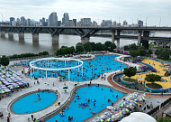 한강공원 수영장 이용객 55만 돌파…'폭염 특수'에 전년 대비 1.8배 늘었다