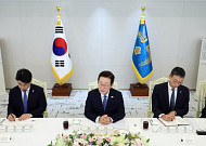 李대통령, 리서치센터장 만나 "국장 복귀는 지능순이라는 말 생겨야"