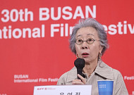 윤여정, 동성애 또 한번 지지⋯"모두가 동등해, 카테고리 나누는 것 옳지 않아"