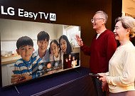 “버튼은 크고 조작은 쉽고"…LG전자, 어르신 위한 ‘이지 TV’ 공개