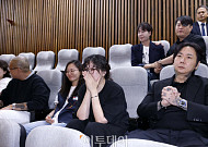 본회의, 문신사법안 '가결'…눈물 흘리는 타투이스트 [포토]