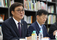 출판계 만난 최휘영 장관⋯"출판, K콘텐츠의 원동력이자 뿌리 산업"