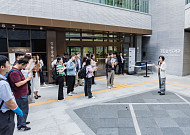 숲과 책에 둘러싸인 도서관⋯강동구, 책 읽는 공간의 틀을 깨다