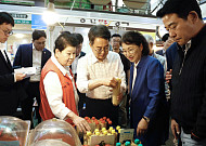 김동연 “전통시장 살리기, 도민 체감성과 내겠다”…추석 연휴 첫날 민생행보