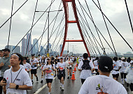 2030 러닝족 홀린 ‘디즈니 런’…유니클로 미키·주토피아 캐릭터 유니폼에 ‘열광’[해보니]