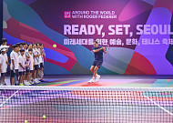 '테니스 황제' 로저 페더러, 유니클로 초청 방한…유소년에 열정 코칭[현장]