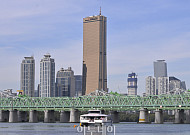 한강버스 4월 탑승객 7만 명 돌파, 누적 23만 명 즐겼다…5월 '서울숲 특별노선' 열려