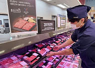 이마트 ‘제철 먹거리’·롯데마트 ‘반값 주류’… 고물가에 할인 경쟁 불붙었다