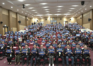 요양보호사 국회서 모여 “공휴일 유급휴일 수당 지급하라”
