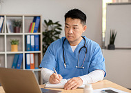 돌봄 인력 부족한 일본 요양기관 “24시간 면접 봅니다”