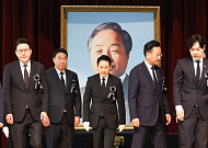 ‘김영삼 서거 10주기’ 추모 나선 野 “민주주의 흔들”
