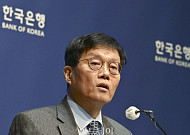 퇴임 앞둔 이창용, 오늘 은행장들과 회동⋯환율·대출 현안 논의할 듯
