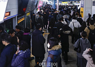 빙판 출근길 대비…서울시 지하철·버스 늘린다
