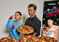 [포토] 도미노피자의 올 겨울 신메뉴 ‘LA 치즈폴레 갈비 스테이크 피자’