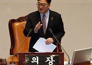 ‘의장님 또 마이크 끄시게요?’스케치북 든 野...필리버스터 정국 격화